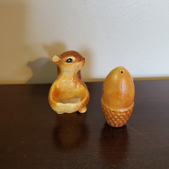 Vintage Artmark Squirrel Holding An Acorn Salt & Pepper Shakers - Picture 3 of 8
